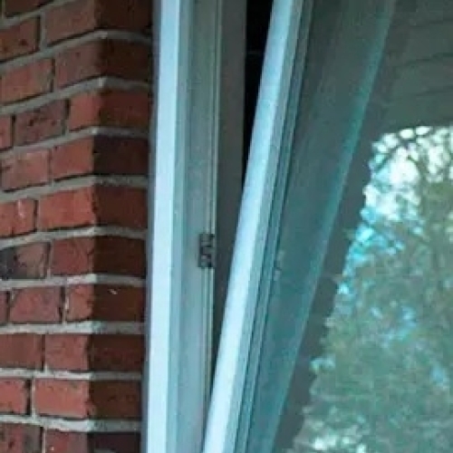 Dreje/kip PVC vindue i murværk – del af plastvinduer