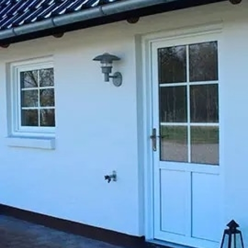 Hvid PVC hoveddør med glas og sidevindue – del af plastdøre og PVC vinduer