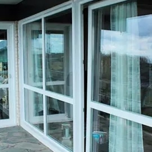 PVC skydedør med store glaspartier – del af plastdøre og vinduer