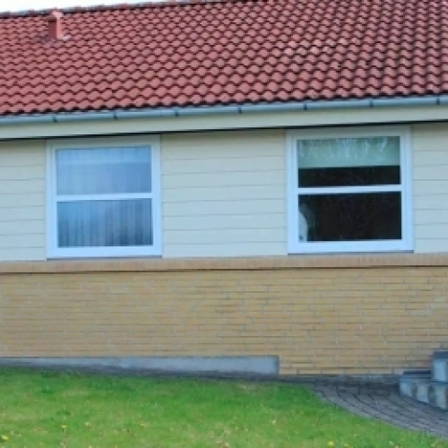 Topstyrede PVC vinduer monteret i facade – del af plastvinduer og PVC vinduer