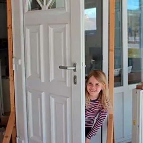 Hvid PVC hoveddør med glasindsats – del af plastdøre og PVC vinduer