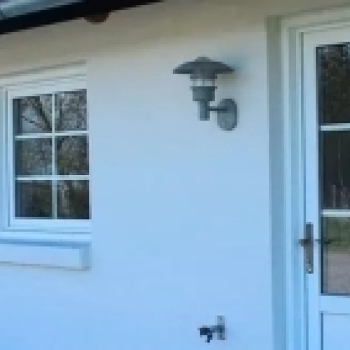 PVC vinduer og plastdør i klassisk husfacade – holdbar løsning med lav vedligeholdelse