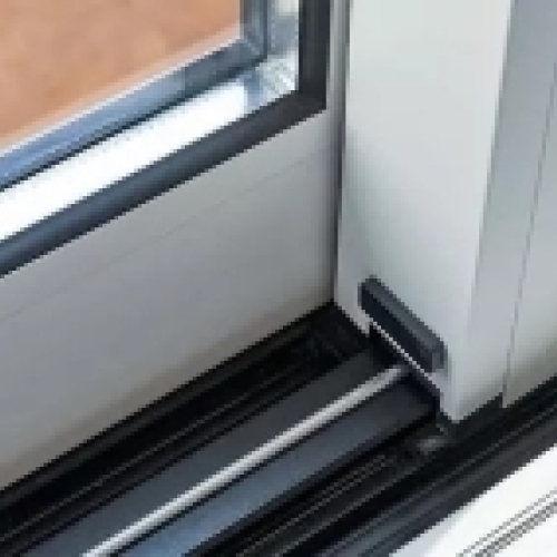 Detalje af plast skydedør med bundskinne og glas – del af skydedøre og foldedøre i plast