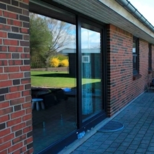Skydedør i plast med store glaspartier – moderne skydedøre og foldedøre som del af plastdøre og vinduer