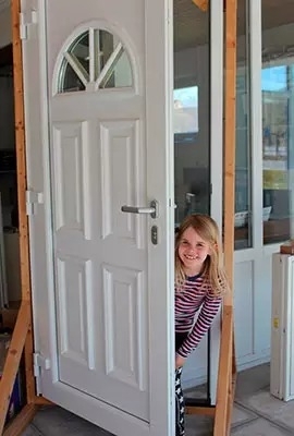 Hvid PVC hoveddør med glasindsats – del af plastdøre og PVC vinduer