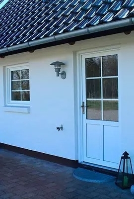 Hvid PVC hoveddør med glas og sidevindue – del af plastdøre og PVC vinduer