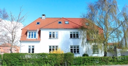 PVC sidehængte plastvinduer monteret i bolig med klassisk facade