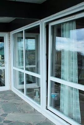 PVC skydedør og terrassedør med stort glasparti i bolig