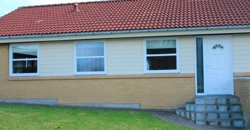 PVC topstyrede vinduer monteret i bolig med klassisk facade