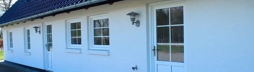 PVC vinduer og plastdør i klassisk husfacade – holdbar løsning med lav vedligeholdelse