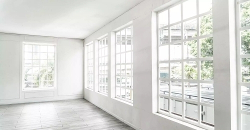 PVC vinduer og store vinduespartier med sprosser i moderne byggeri