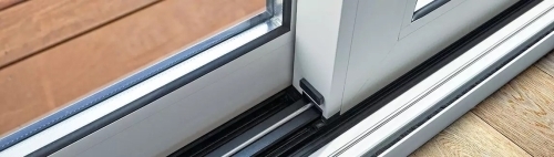 Detalje af plast skydedør med bundskinne og glas – del af skydedøre og foldedøre i plast