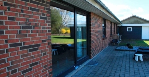 Skydedør i plast med store glaspartier – moderne skydedøre og foldedøre som del af plastdøre og vinduer